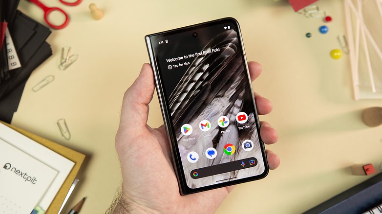 Blick aufs Außendisplay des Google Pixel Fold