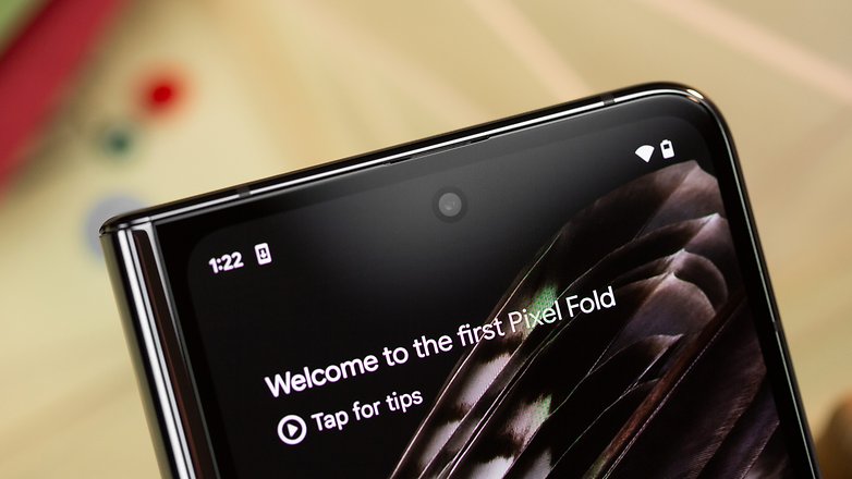 Obere Front des Google Pixel Fold mit Blick auf die Front-Cam
