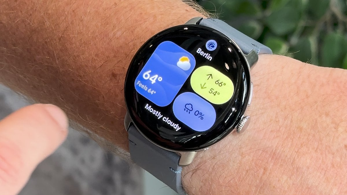 Gros plan d'une montre Google Pixel 4 affichant les informations météorologiques pour Berlin, 64°F et partiellement nuageux.