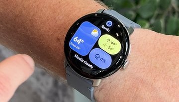 Nahaufnahme einer Google Pixel Watch 4, die Wetterinformationen für Berlin anzeigt, 64°F und überwiegend bewölkt.