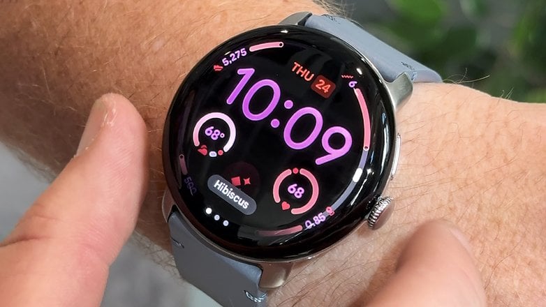 Eine Google Pixel Watch 4 zeigt die Uhrzeit 10:09 und Fitnessdaten an einem Handgelenk.