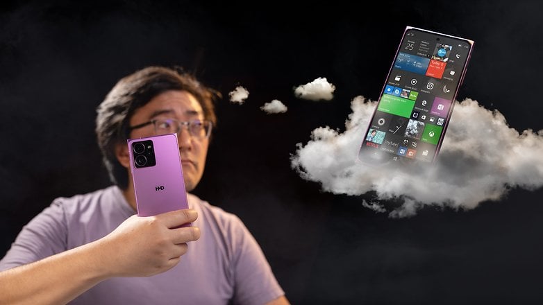 Eine Person hält ein lila Smartphone mit einer Wolke, die eine bunte App-Oberfläche im Hintergrund zeigt.