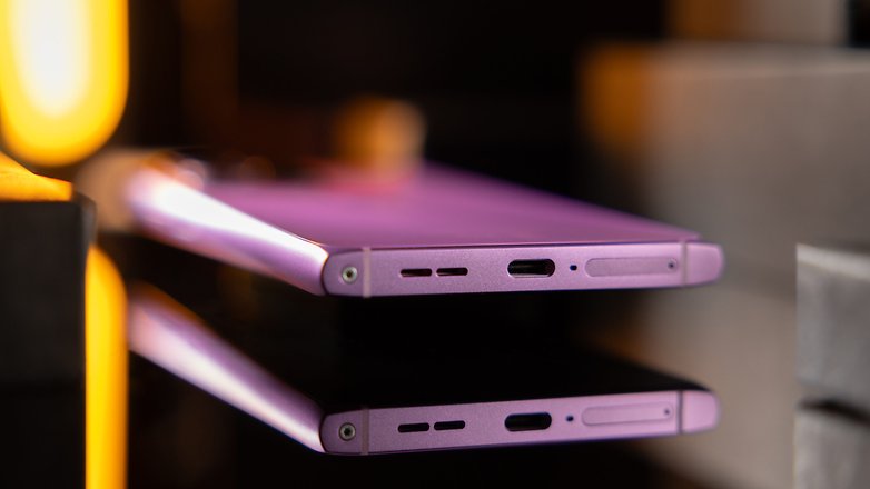 HMD Skyline face inférieure vue de près, montrant la vis torx, le port USB-C et le plateau de carte sim.