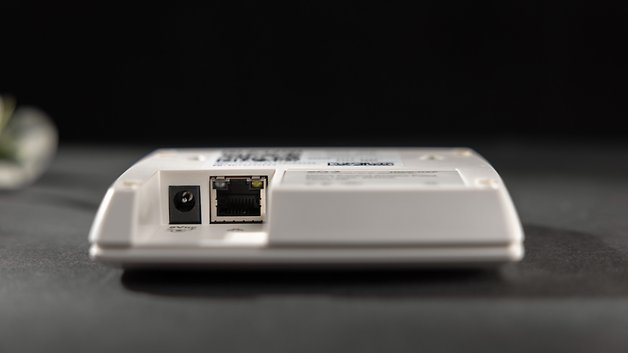 Dispositif de verrouillage intelligent Homematic IP avec ports d'alimentation et Ethernet sur fond sombre.