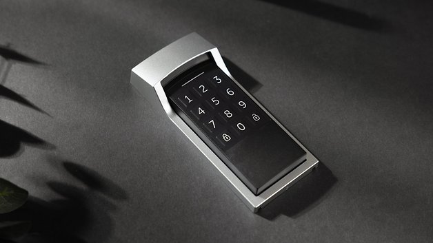 Smartlock mit Tastatur, Zahlen 0-9 und Schloss-Symbolen, auf dunklem Hintergrund.