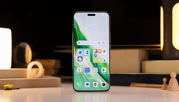 Die Vorderansicht eines Smartphones zeigt einen farbenfrohen Bildschirm mit Symbolen, der auf eine benutzerfreundliche Oberfläche und ein lebendiges Display hinweist