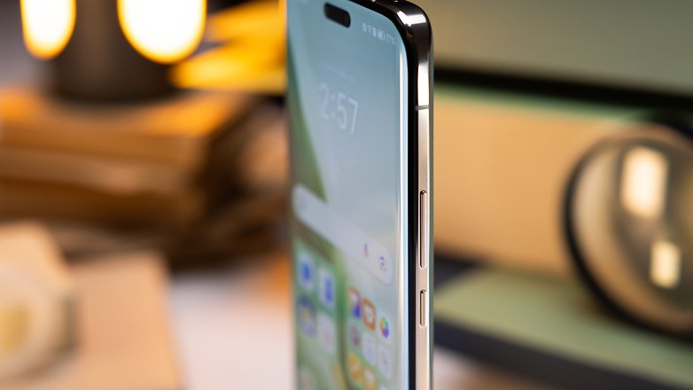 L'image montre le profil latéral d'un smartphone en mettant l'accent sur son design épuré, avec une touche de volume et un bouton d'alimentation visibles.