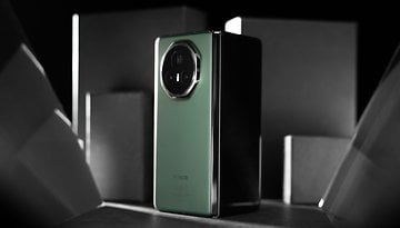 Un smartphone vert élégant avec un appareil photo circulaire sur un fond sombre.