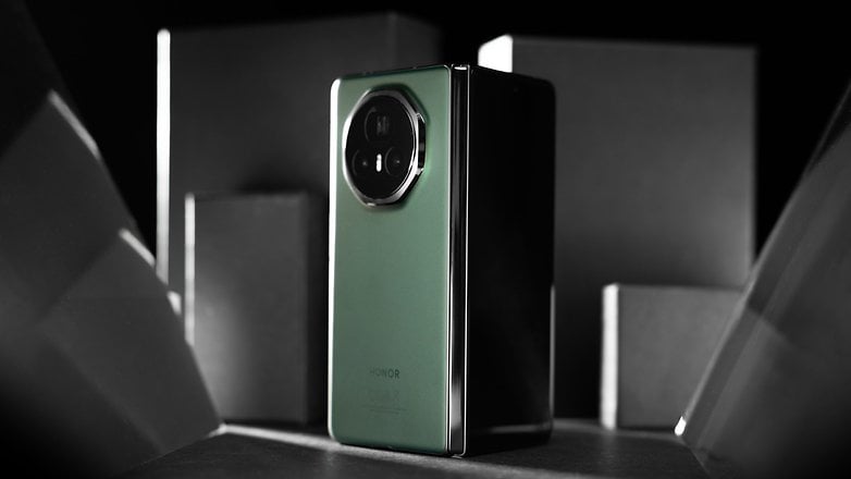 Un smartphone vert élégant avec un appareil photo circulaire sur un fond sombre.