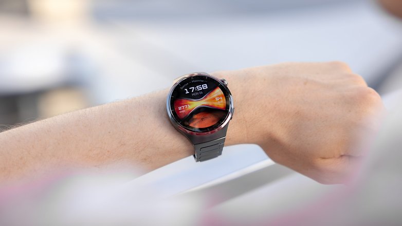 La Huawei Watch 4 Pro portée au poignet