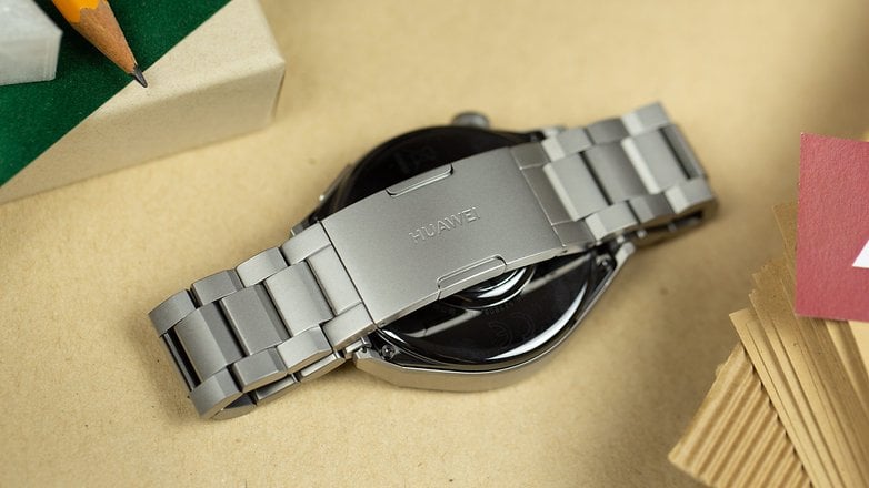 Rückseite der Watch GT3 Pro mit Blick aufs Armband