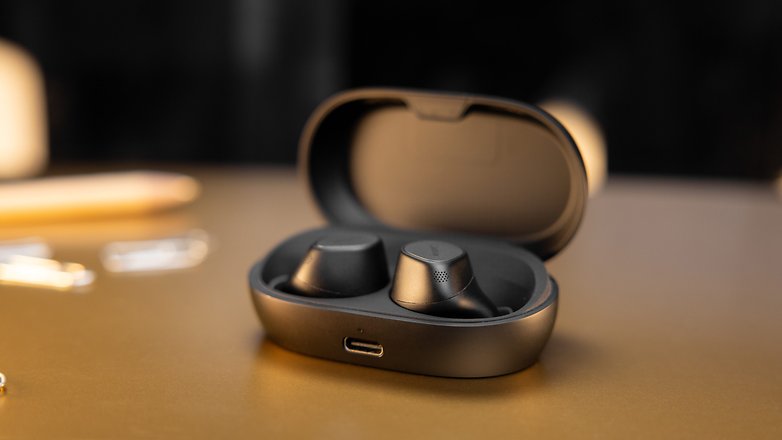 Jabra Elite 7 Pro im aufgeklappten Ladecase