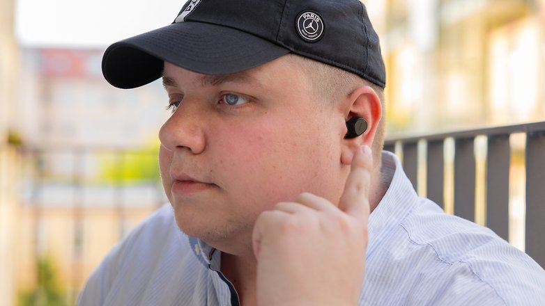 Antoine mit den Jabra Elite 7 Pro im Ohr