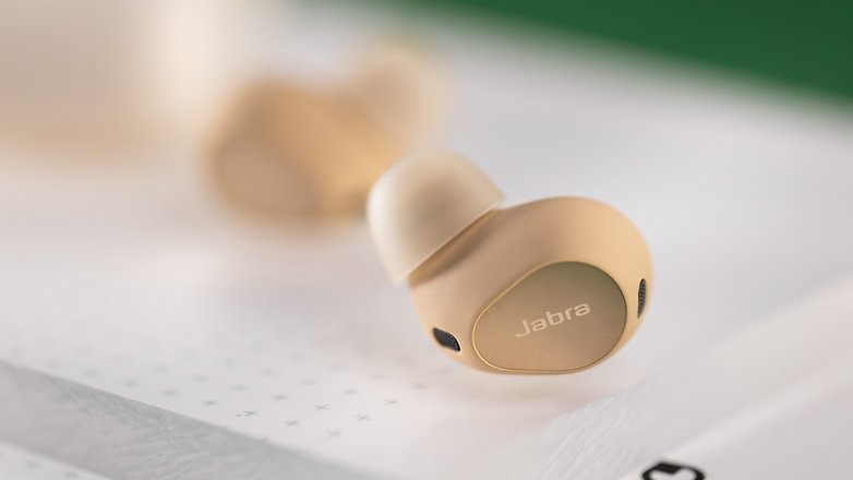 Jabra Elite 10 in Nahaufnahme