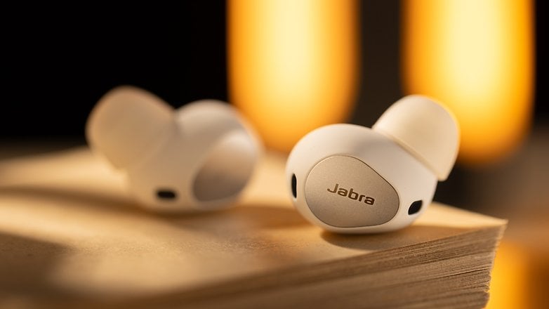 Les écouteurs Jabra Elite 10 Gen 2 vus de face et posés à l'envers l'un à côté de l'autre.