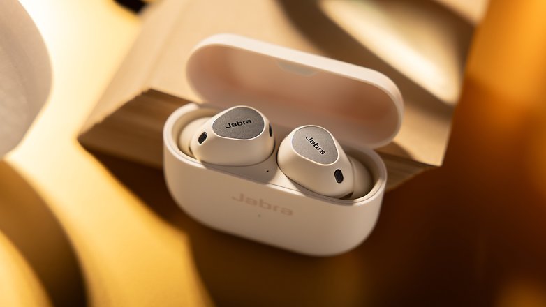 Jabra Elite 10 Gen 2 Ohrhörer auf der Ladeschale