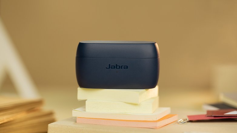 Le boîtier des Jabra Elite 4 vu de face avec le couvercle fermé