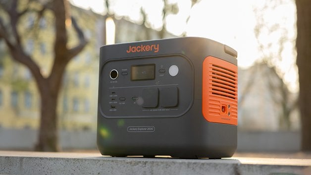 Jackery Explorer 2000 tragbare Powerstation auf einer Betonfläche mit natürlichem Hintergrund.