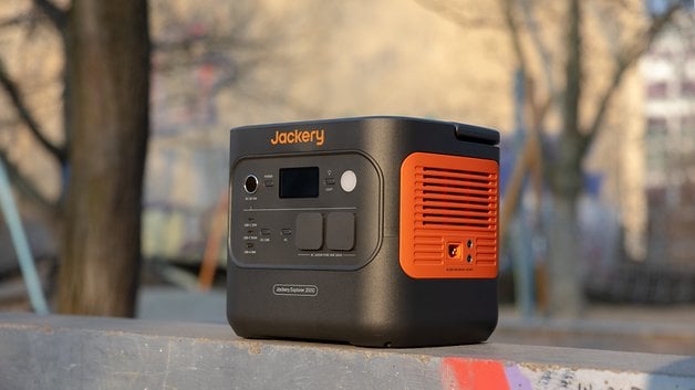 Un générateur portable Jackery Explorer 2000 dans un cadre naturel en plein air.