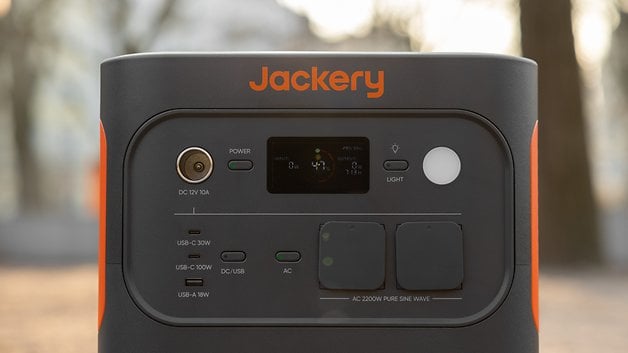 Station d'énergie portable Jackery Explorer 2000 avec divers ports de sortie et un écran.