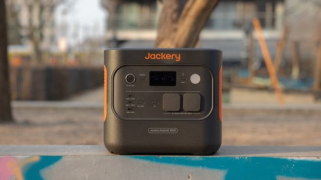 Ein Jackery Explorer 2000 tragbarer Stromgenerator im Freien.