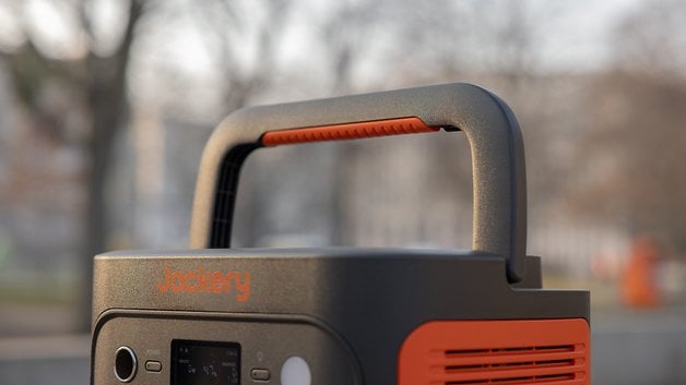 Station d'alimentation portable Jackery Explorer 2000 avec une poignée.