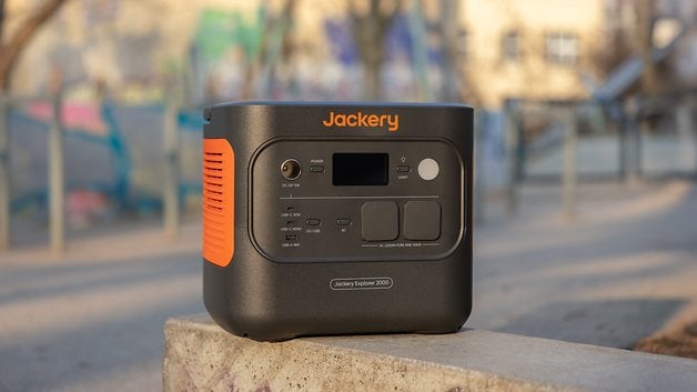 Une station d'alimentation portable Jackery Explorer 2000 sur une surface en béton en extérieur.