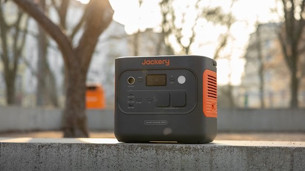 Ein Jackery Explorer 2000 tragbarer Stromgenerator auf einer Betonfläche im Park.