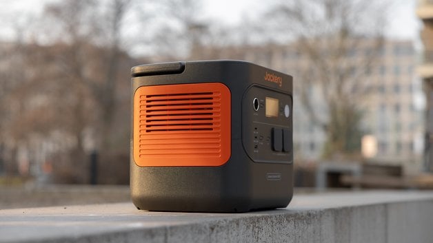 Un générateur portable Jackery Explorer 2000 sur une surface en béton à l'extérieur.