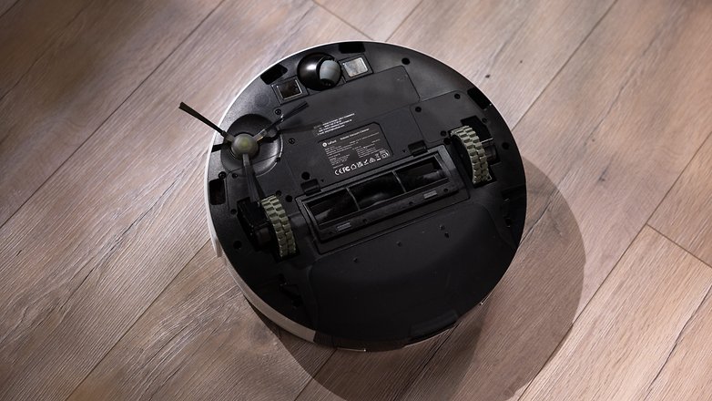 Unterseite eines Lefant M2 Pro Saugroboters auf Holzboden. Unterseite eines Lefant M2 Pro Saugroboters auf Holzboden.