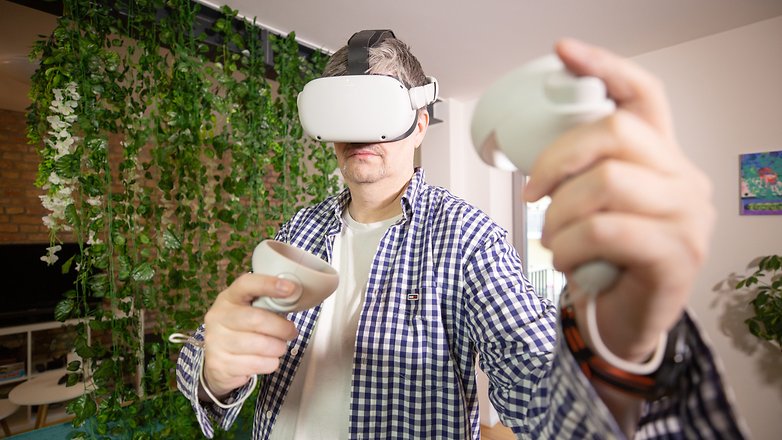 MaTT trägt die Meta Quest 2 und spielt in der VR.