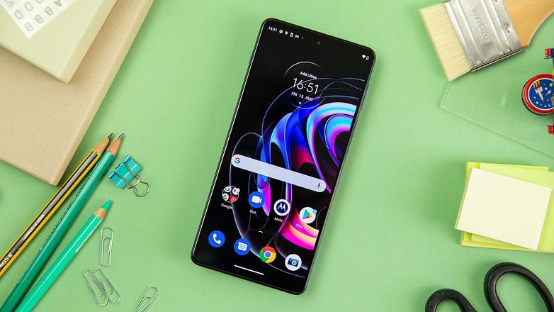 Motorola Edge 20 Pro avec l'écran allumé