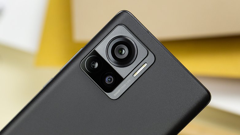 Zu sehen ist das Motorola Edge 30 Ultra mit der ersten 200-Megapixel-Kamera.