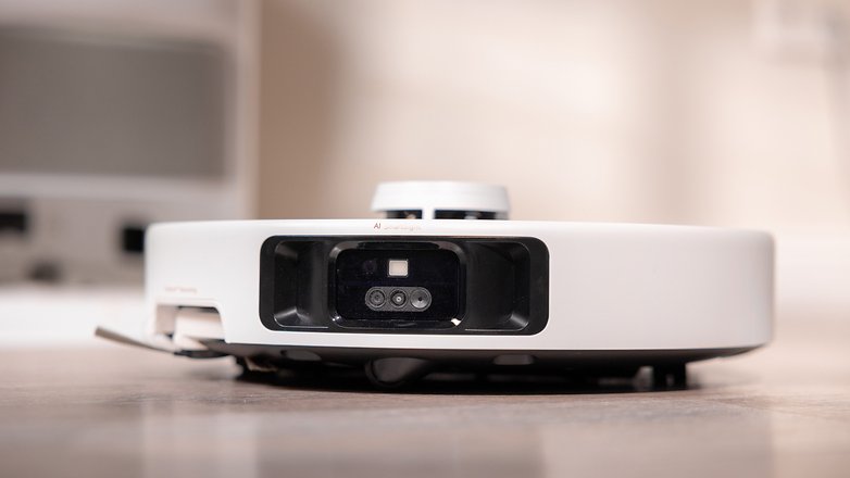 Nahaufnahme des Mova P50 Pro Ultra Saugroboters mit Sensoren an der Vorderseite. Nahaufnahme des Mova P50 Pro Ultra Saugroboters mit Sensoren an der Vorderseite.