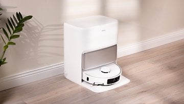 Eine Mova P50 Pro Ultra Robotersauger-Dockingstation in einem modernen Innenraum mit Holzboden und einer Pflanze in der Nähe.