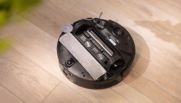 Eine Ansicht des Mova Z50 Ultra Saugroboters von oben, die seine Bürste und Reinigungsbestandteile zeigt.