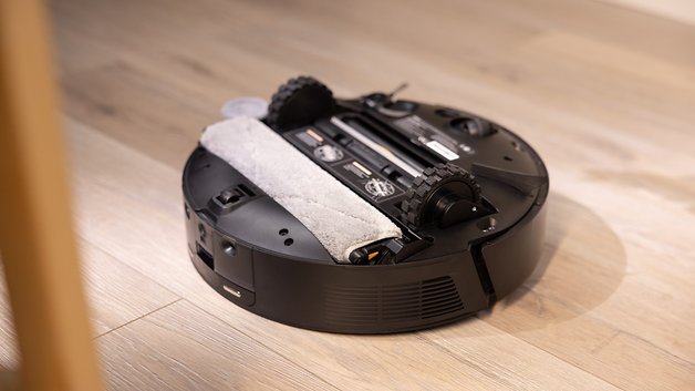 Ein Mova Z50 Ultra Saugroboter auf einem Holzboden.