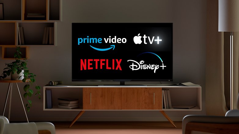Fernseher mit verschiedenen Logos von Streaming-Anbietern