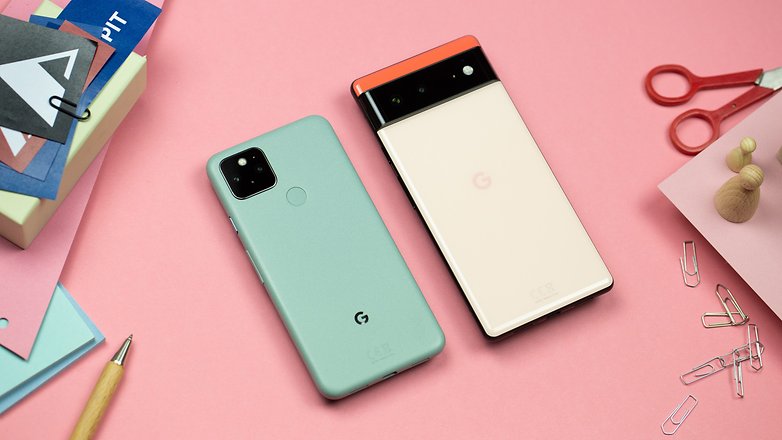 Blick auf die Rückseiten von Google Pixel 5 und Pixel 6