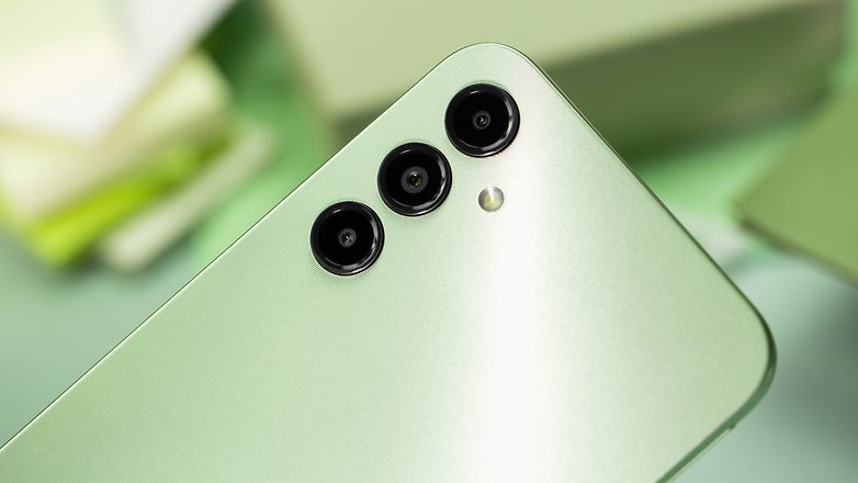 Le Samsung Galaxy A14 vu de dos avec un zoom sur son triple module photo