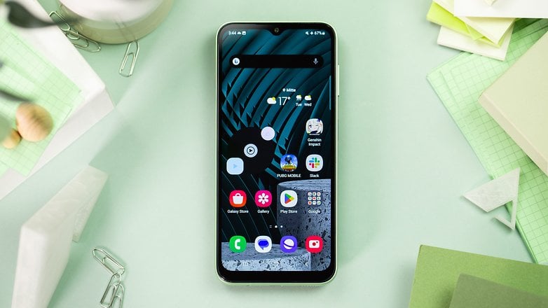 Le Samsung Galaxy A14 vu de haut avec l'écran allumé