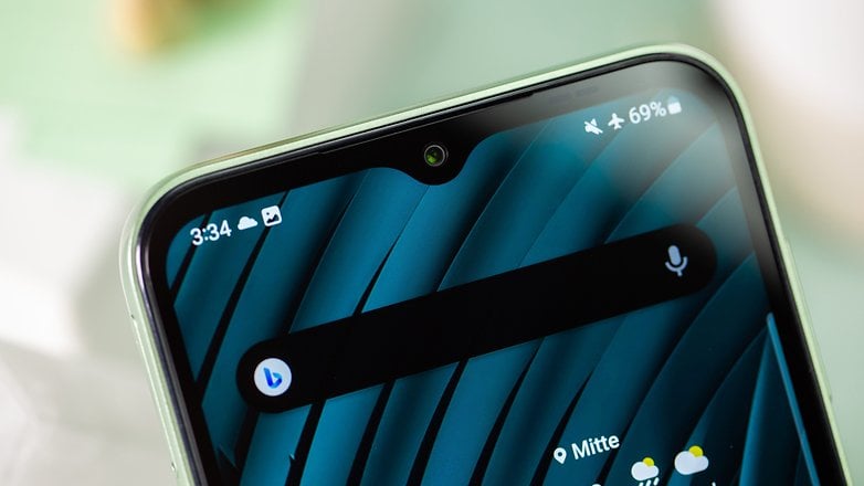 Le Samsung Galaxy A14 vu de face avec un zoom sur l'encoche en haut de son écran