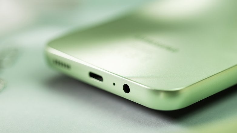 Zoom sur la tranche inférieure du Samsung Galaxy A14 avec le port USB-C et la prise jack 3,5 mm