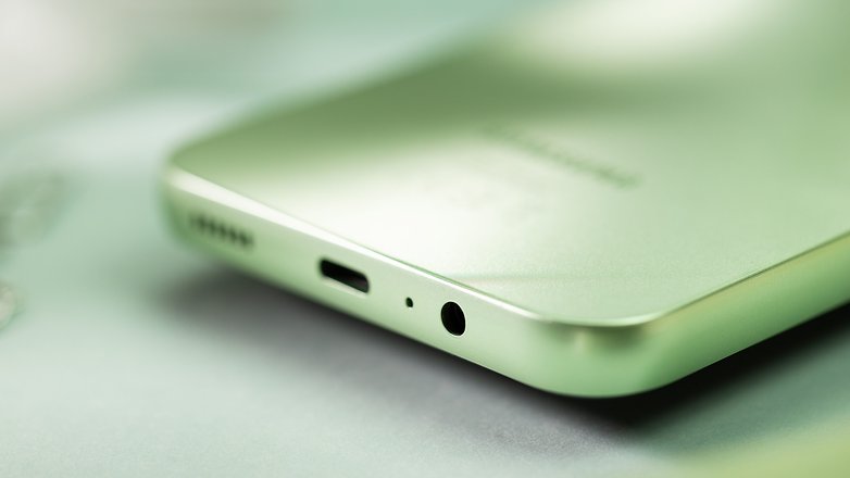 Does the Samsung Galaxy A14 5G have a headphone jack?