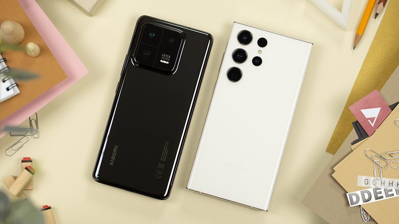 Le Xiaomi 13 Pro (à gauche) et le Galaxy S23 Ultra (à droite) posés à plat sur une table et vus de dos