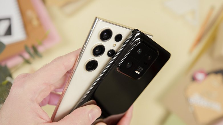 Les Galaxy S23 Ultra et Xiaomi 13 Pro collés l'un à l'autre et vus de dos avec leurs modules photo qui sortent en relief