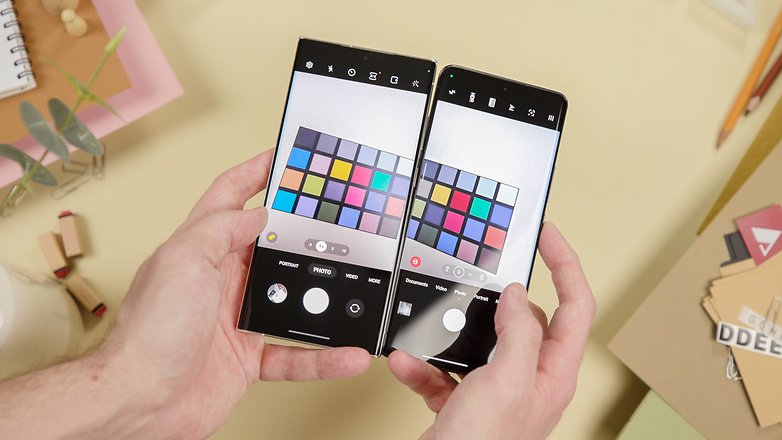 Les Galaxy S23 Ultra et Xiaomi 13 Pro tenus côte à côte et vus de face avec leurs écrans allumés