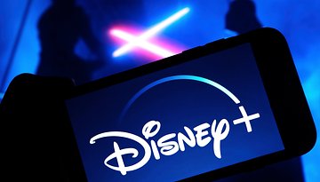 Disney+-Logo auf einem Smartphone