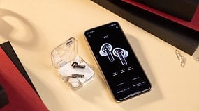 Les écouteurs sans fil Nothing Ear à côté d'un smartphone affichant l'application Nothing X
