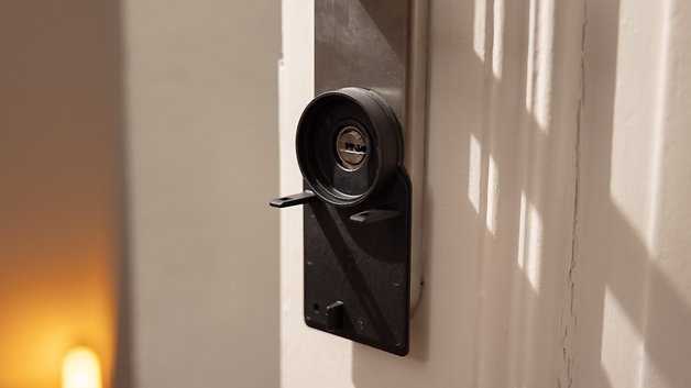 Nahaufnahme eines Nuki Smart Lock Pro, montiert an einer Tür.